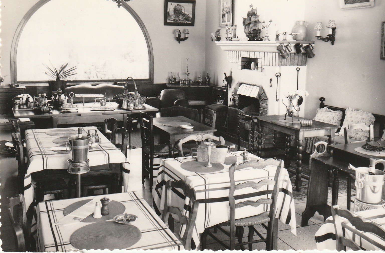 Photo Cpsm petit format 83 Le Lavandou SAINT-CLAIR. Auberge de la Falaise spécialités Russes 1959