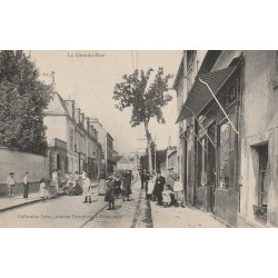 93 VILLEMOMBLE. La Grande-Rue bien animée devant la Charcuterie