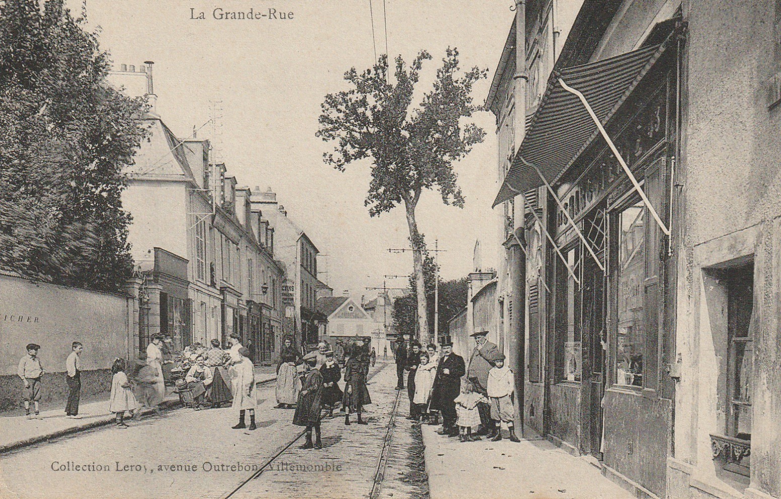 93 VILLEMOMBLE. La Grande-Rue bien animée devant la Charcuterie