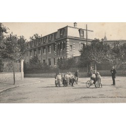 93 VILLEMOMBLE. Cycliste Place Julie bien animée