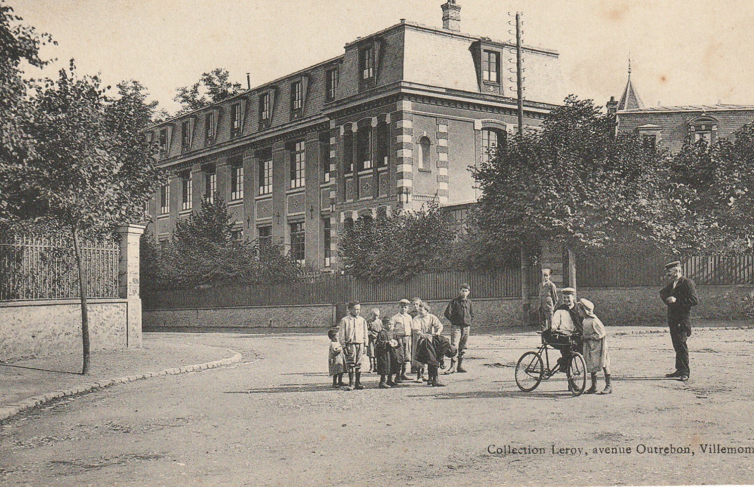 93 VILLEMOMBLE. Cycliste Place Julie bien animée