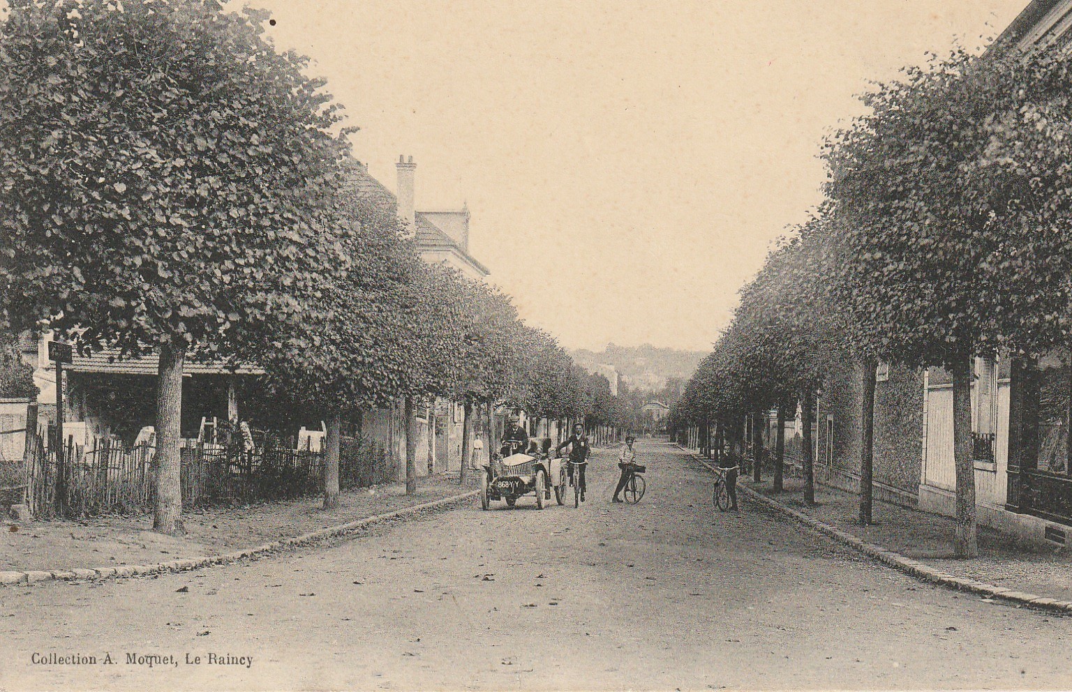 93 VILLEMOMBLE. Cyclistes et voiture ancienne Avenue de la Mairie