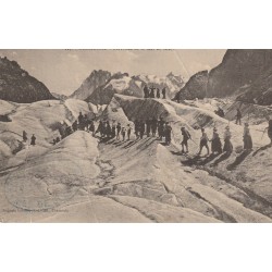 74 CHAMONIX. Traversée de la Mer de Glace en cordée