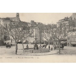 06 CANNES. Fontaine et attelages Place Hôtel-de-Ville avec Bar du Soleil 1909