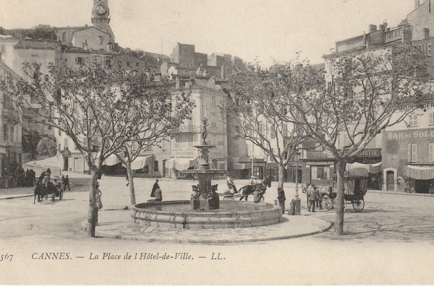06 CANNES. Fontaine et attelages Place Hôtel-de-Ville avec Bar du Soleil 1909