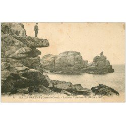 carte postale ancienne 22 ILE DE BREHAT. Le Paon Rochers du Phare avec Personnage 1924