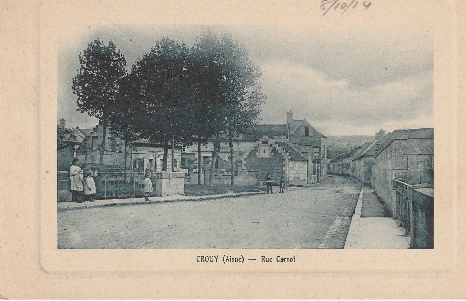 02 CROUY. Rue Carnot avec enfants 1914
