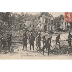 02 CHATEAU-THIERRY. Soldats Travailleurs Américains refaisant la route 1929