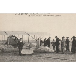 80 LE CROTOY. Ecole d'Aviation M. René Caudron à sa Descente d'appareil aéroplane