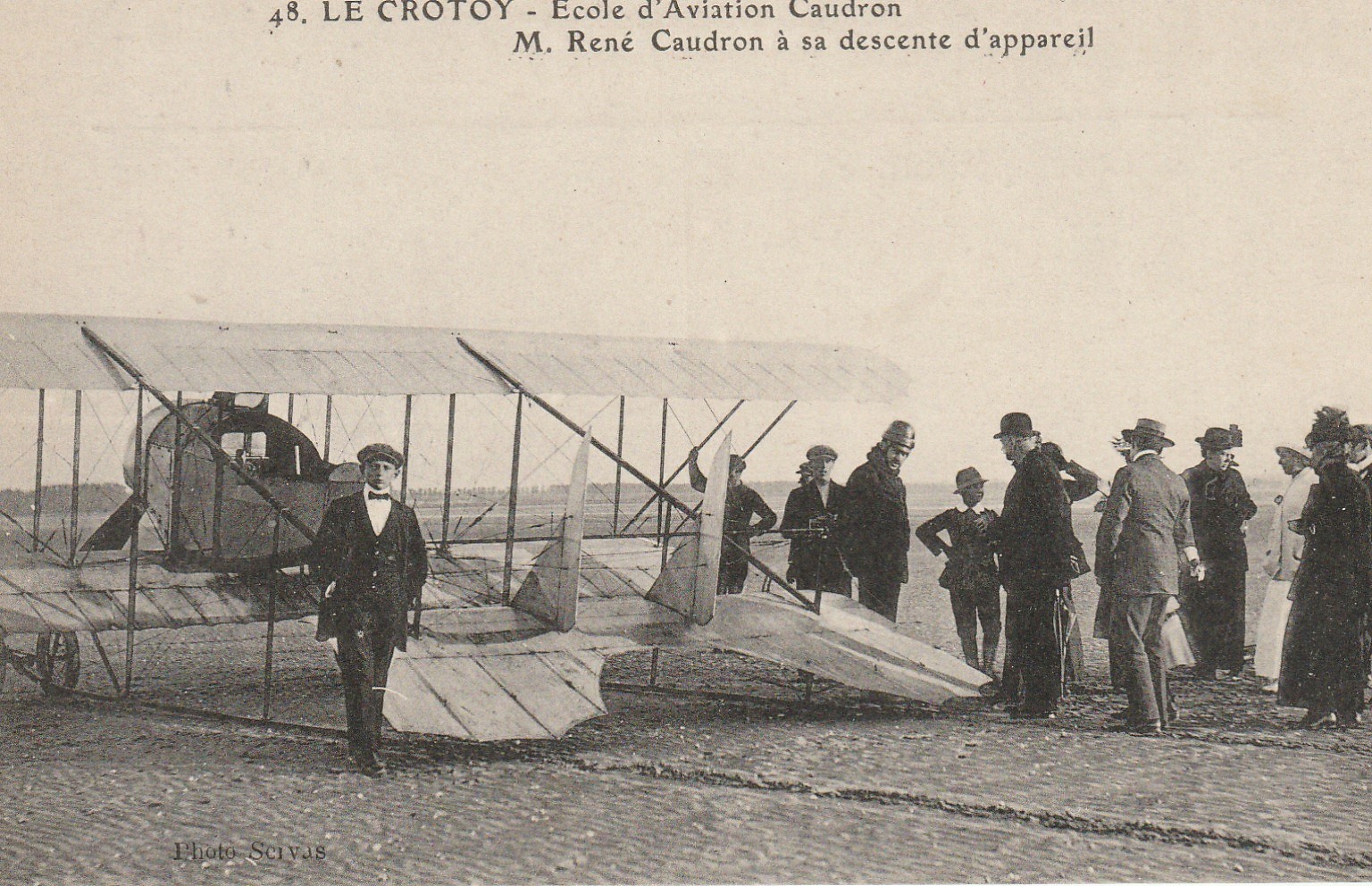 80 LE CROTOY. Ecole d'Aviation M. René Caudron à sa Descente d'appareil aéroplane