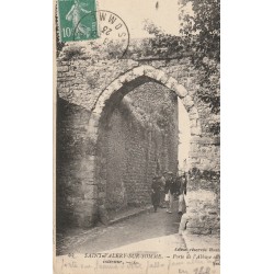 80 SAINT-VALERY-SUR-SOMME. Porte de l'Abbaye animée 1923