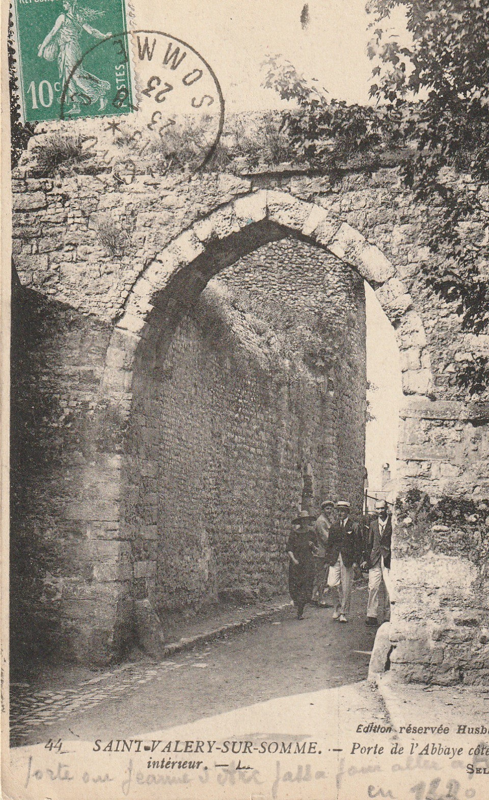 80 SAINT-VALERY-SUR-SOMME. Porte de l'Abbaye animée 1923