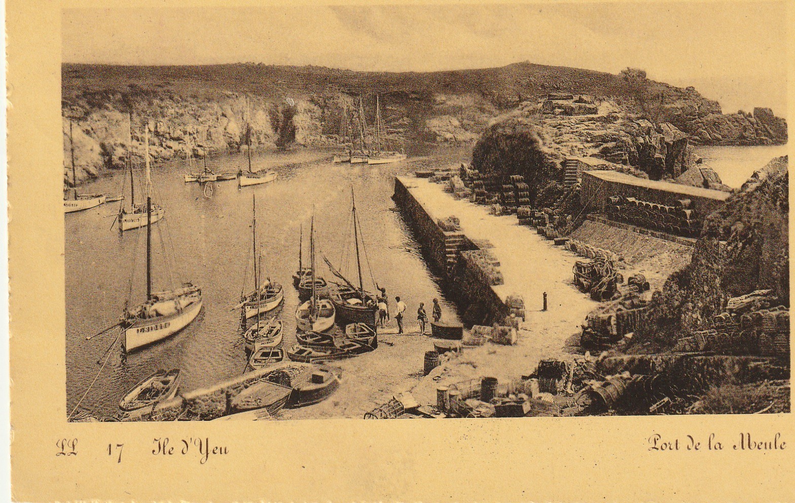 85 ÎLE D'YEU. Barques de Pêcheurs au Port de la Meule 1935
