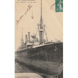 44 SAINT-NAZAIRE. Paquebot la "Navarre" en cale sèche