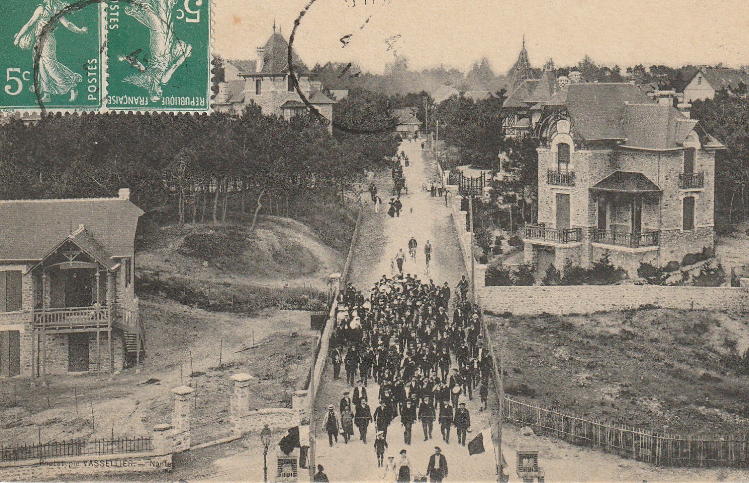 44 PORNICHET. Vue générale avec défilé musiciens 1914