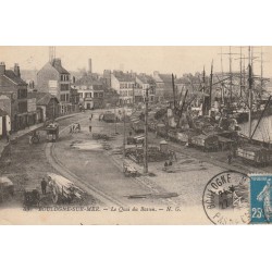 62 BOULOGNE-SUR-MER. Le Quai du Bassin avec train et nombreux bateaux 1920