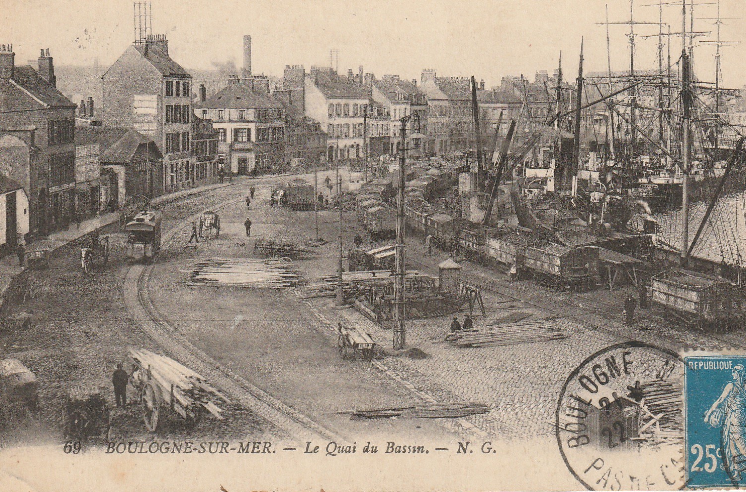 62 BOULOGNE-SUR-MER. Le Quai du Bassin avec train et nombreux bateaux 1920