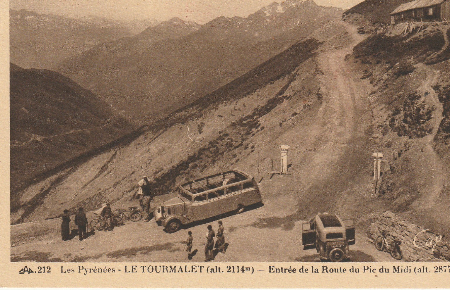 65 LE TOURMALET. Autocars à l'Entrée de la Route du Pic du Midi 1952