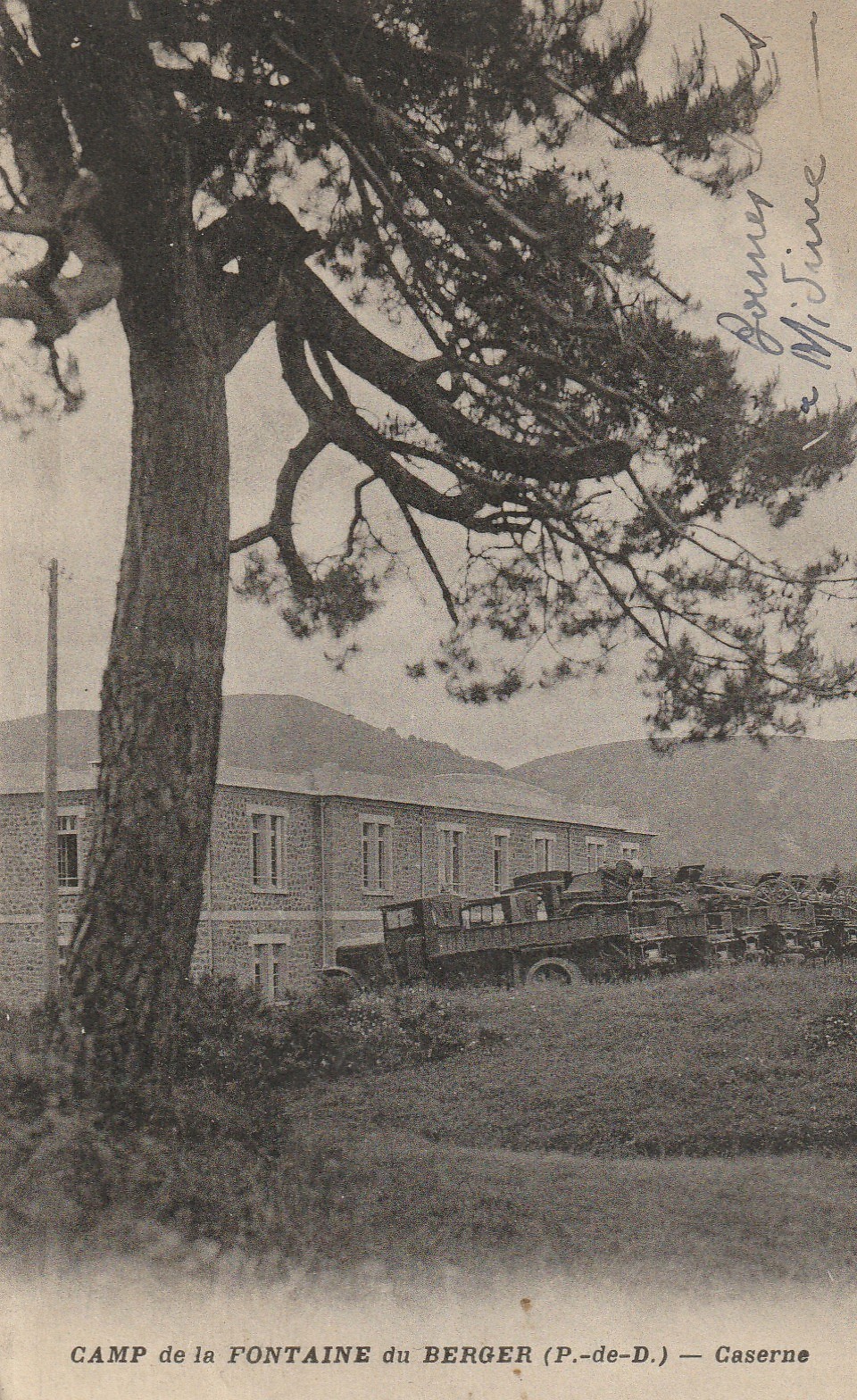 63 CAMP de la FONTAINE du BERGER. Camions militaires devant la Caserne
