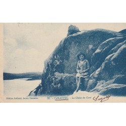 29 CARANTEC. Fillette sur la Chaise du Curé 1925