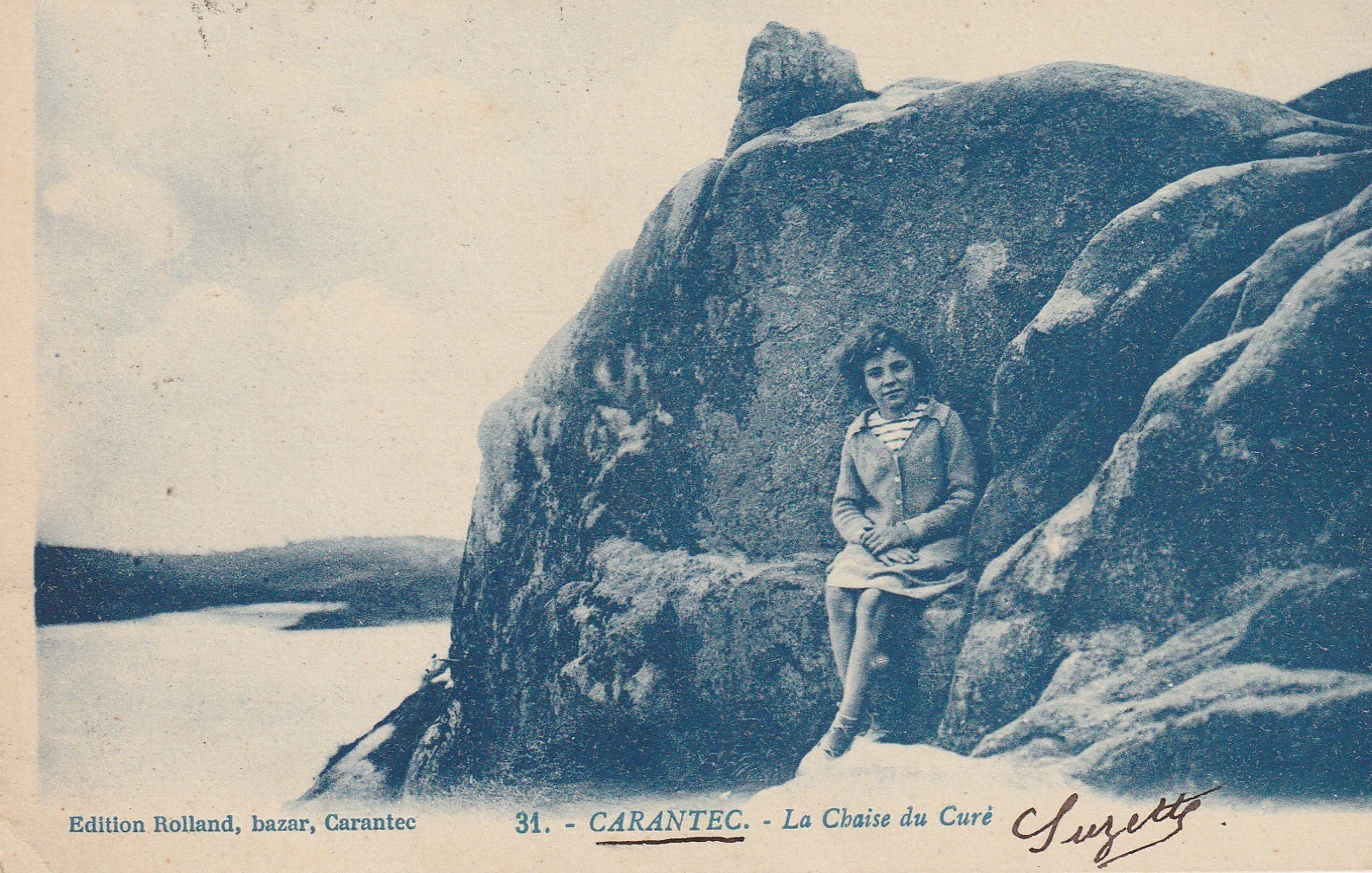 29 CARANTEC. Fillette sur la Chaise du Curé 1925