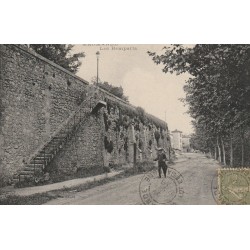 47 MARMANDE. Les Remparts avec promeneur 1918