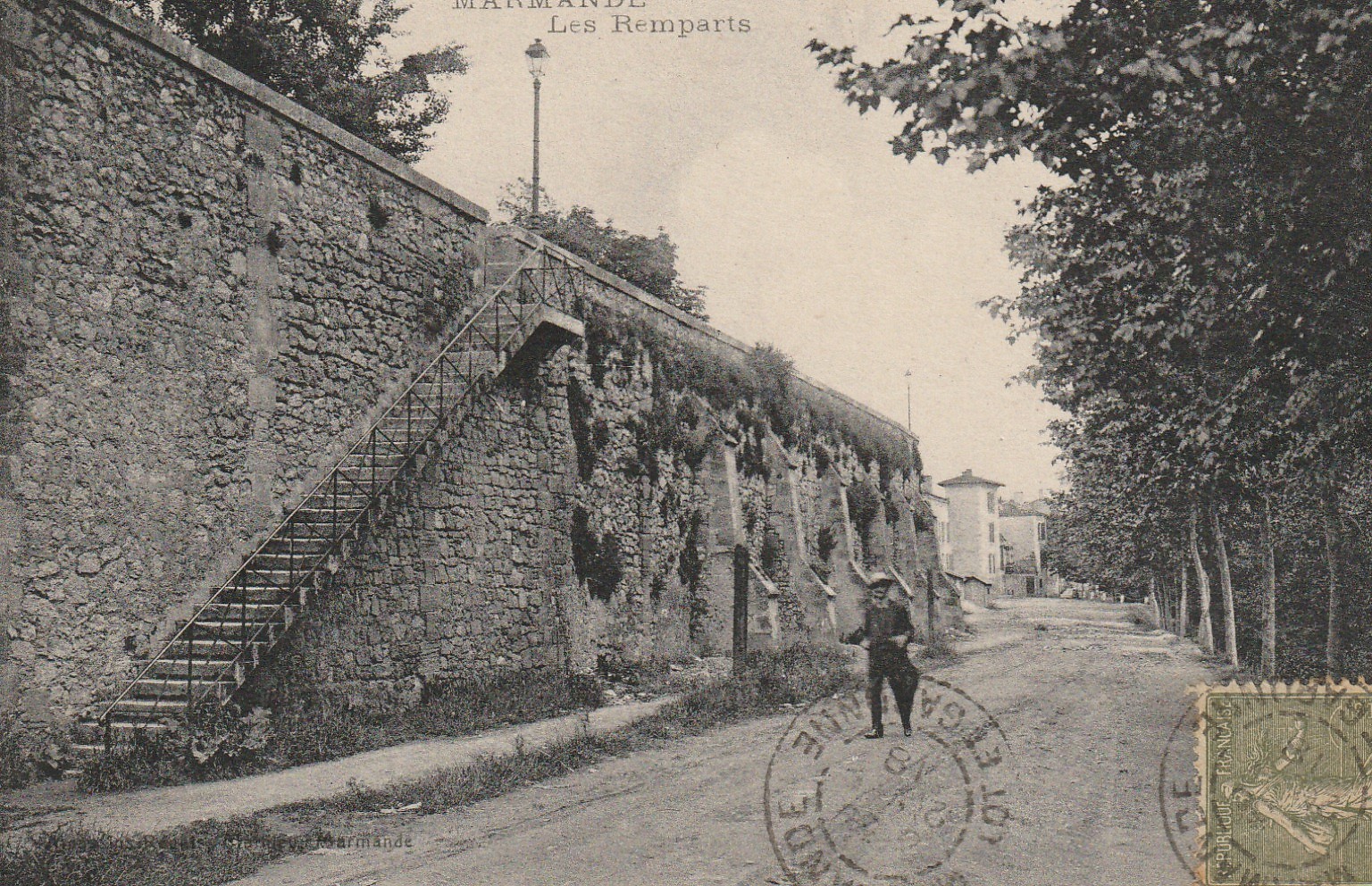 47 MARMANDE. Les Remparts avec promeneur 1918