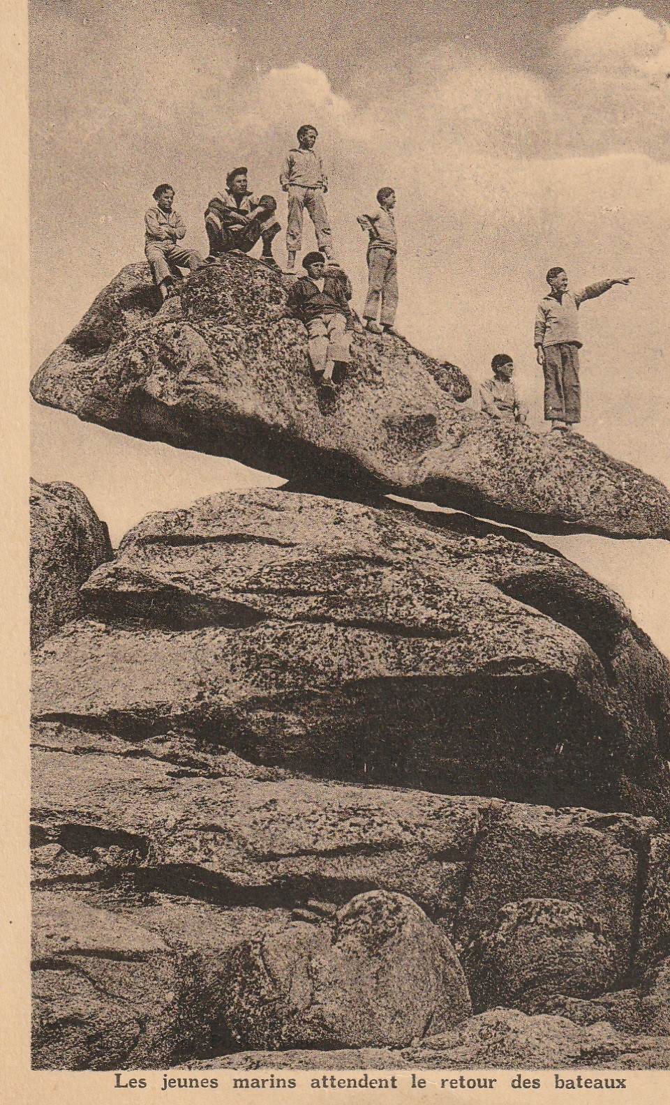 29 LESCONIL. La Roche branlante avec jeunes marins dessus 1935