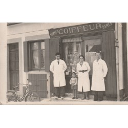 44 SAINT-NAZAIRE. Salon de coiffure "PICAUD" et son personnel 44 rue de Nantes