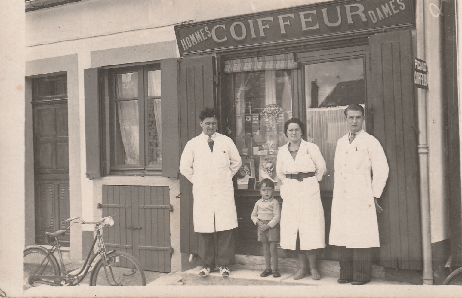 44 SAINT-NAZAIRE. Salon de coiffure "PICAUD" et son personnel 44 rue de Nantes