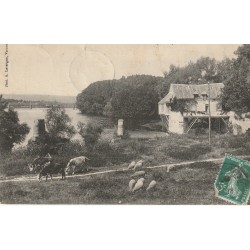27 VERNON. Ancien Moulin sur le vieux Pont et Pont de Fer avec vaches et moutons 1908