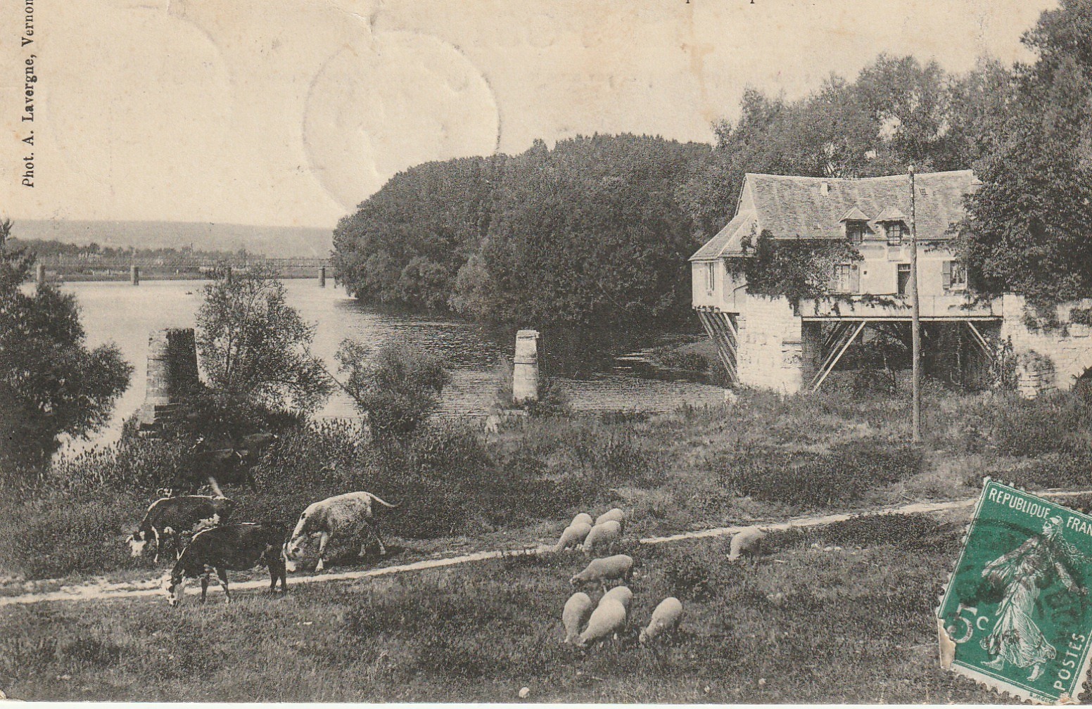 27 VERNON. Ancien Moulin sur le vieux Pont et Pont de Fer avec vaches et moutons 1908
