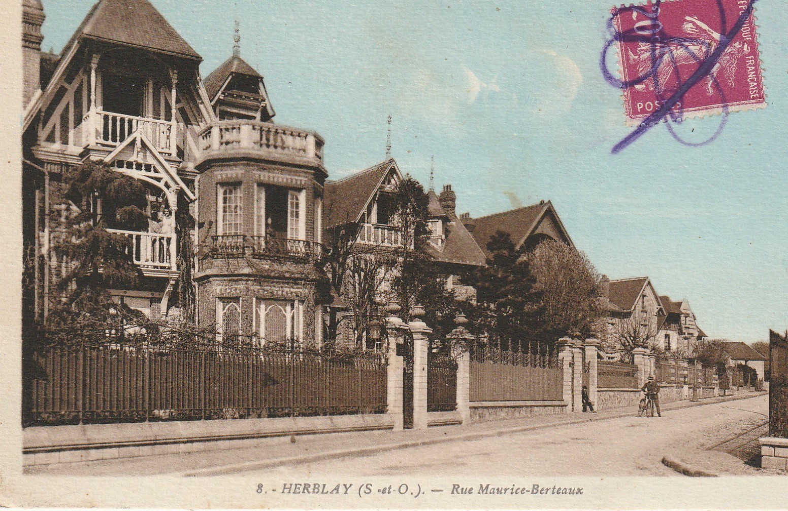 95 HERBLAY. Nombreuses villas animées Rue Maurice Berteaux avec cycliste