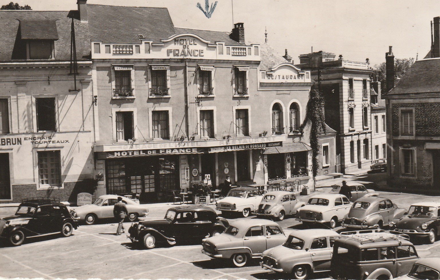 Photo Cpsm petit format 72 LA CHARTRE-SUR-LOIR. Hôtel de France Place de la République 1958