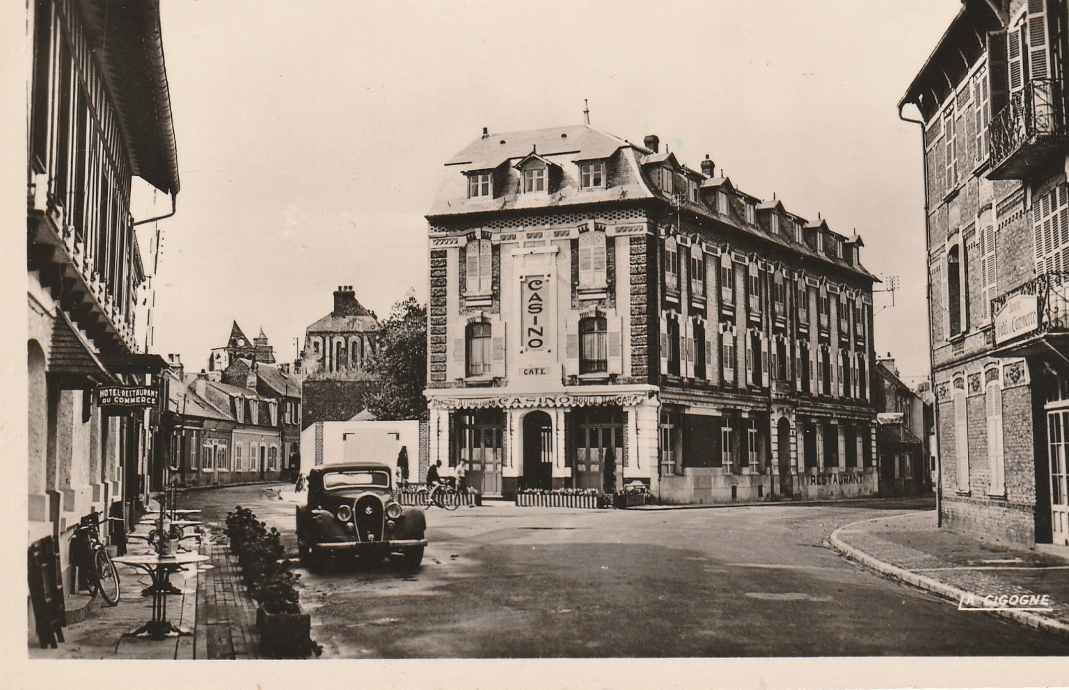 Photo Cpsm petit format 80 LE CROTOY. Café Casino et Hôtel Restaurant du Commerce
