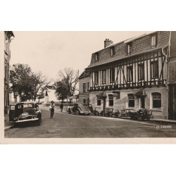 Photo Cpsm petit format 80 LE CROTOY. Hôtel Restaurant du Commerce quartier du Port