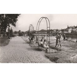 Photo Cpsm petit format 41 SAINT-AIGNAN-SUR-CHER. Bancs jardin sur les bords du Cher 1955