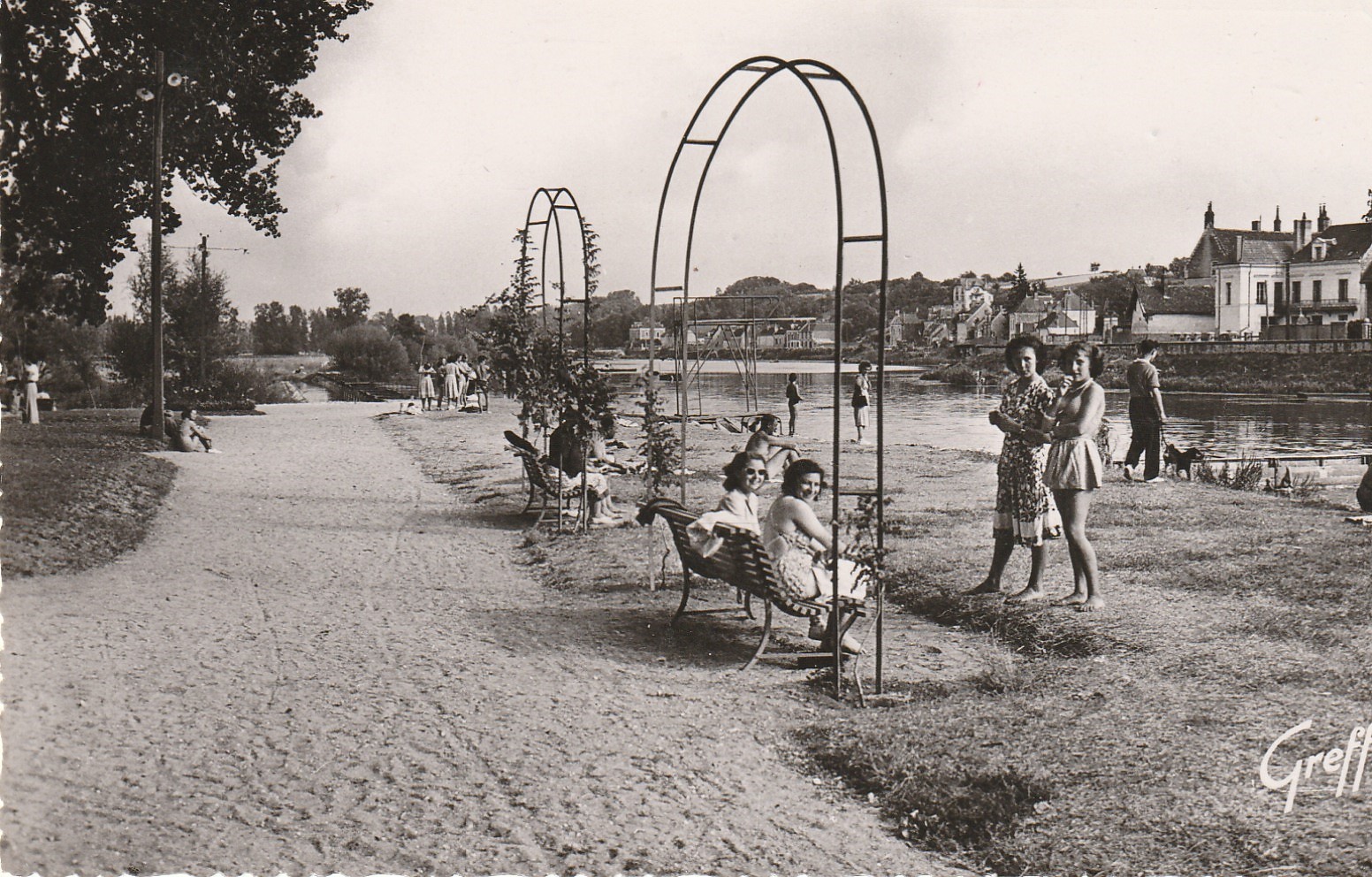 Photo Cpsm petit format 41 SAINT-AIGNAN-SUR-CHER. Bancs jardin sur les bords du Cher 1955