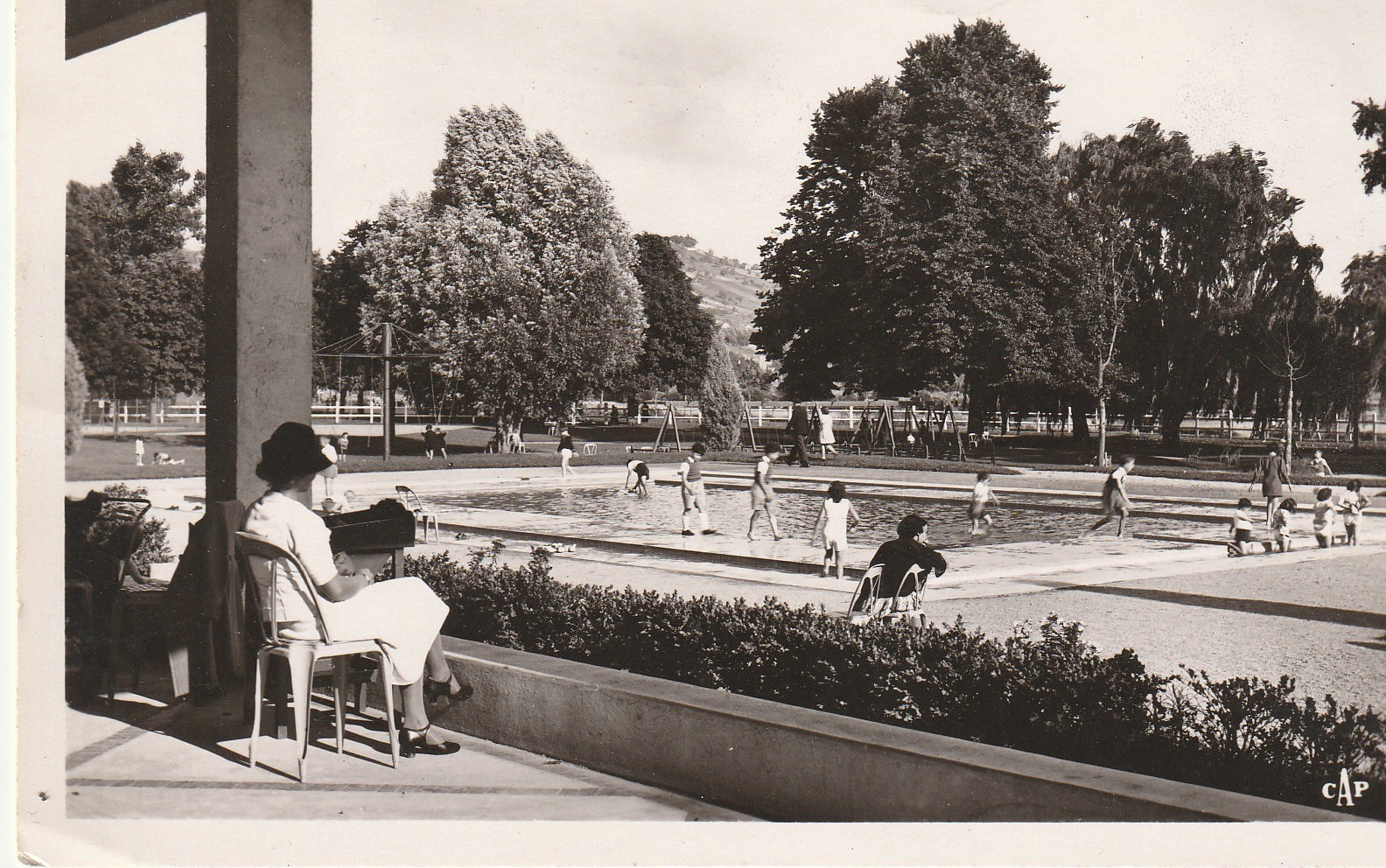 Photo Cpsm petit format 03 VICHY. Parc d'Enfants et Piscine bien animés 1949