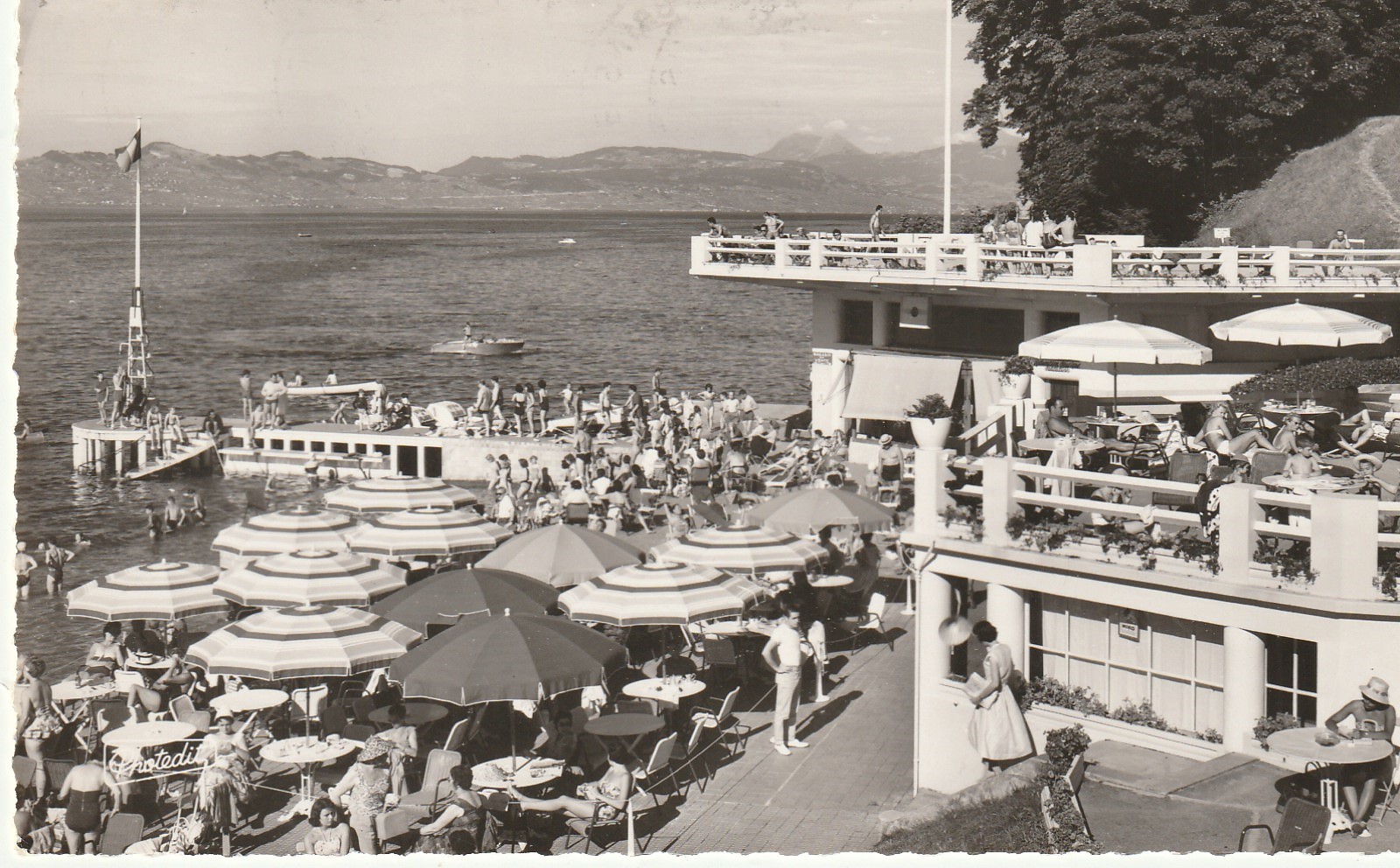 Photo Cpsm petit format 74 EVIAN-LES-BAINS. Rives du Lac Léman et la Plage Côte Suisse 1959