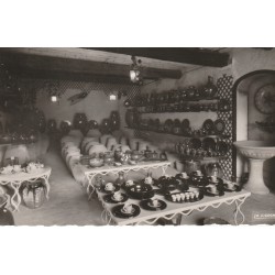 Photo Cpsm petit format 06 VALLAURIS. Salle d'exposition de ses Poteries 1954