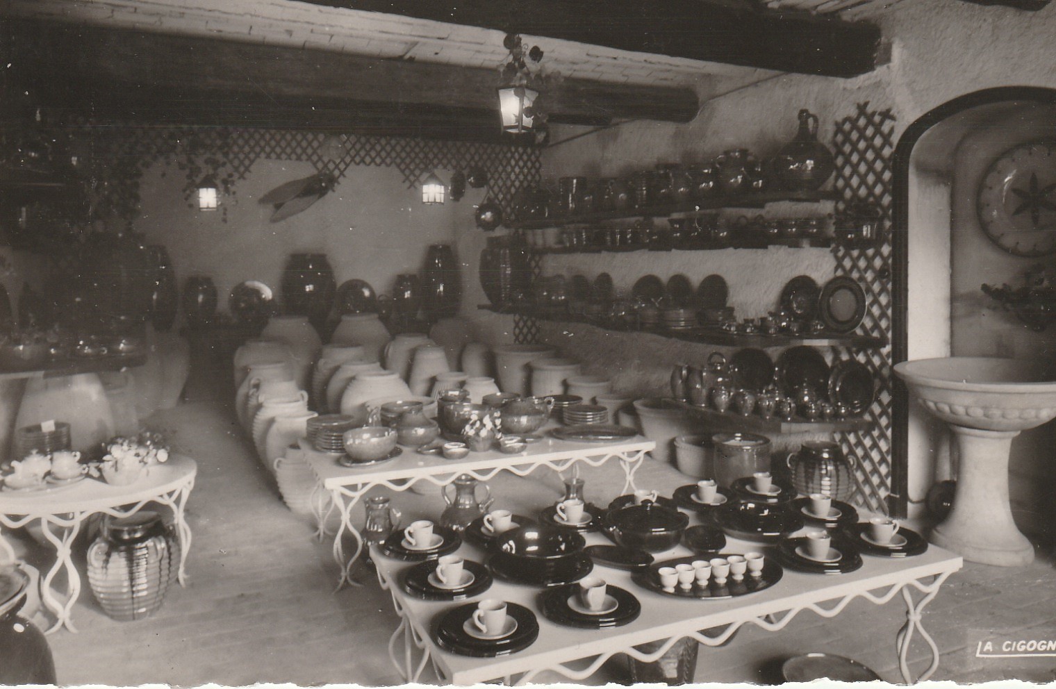 Photo Cpsm petit format 06 VALLAURIS. Salle d'exposition de ses Poteries 1954