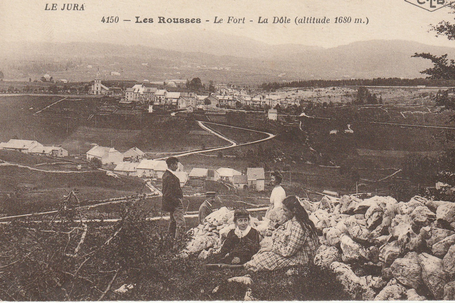 39 LES ROUSSES. Le Fort la Dôle belle animation