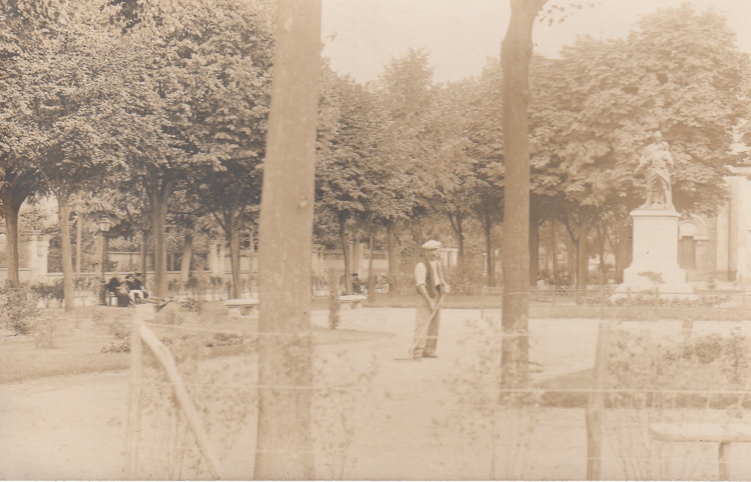 Photo cpa rare 93 VILLEMOMBLE. Le Jardinier du Square 1923