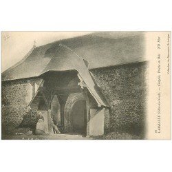 carte postale ancienne 22 LAMBALLE. Bretons sous le Porche en Bois de la Chapelle