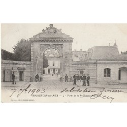 17 ROCHEFORT-SUR-MER. Militaires Marins Porte de la Préfecture Maritime 1903