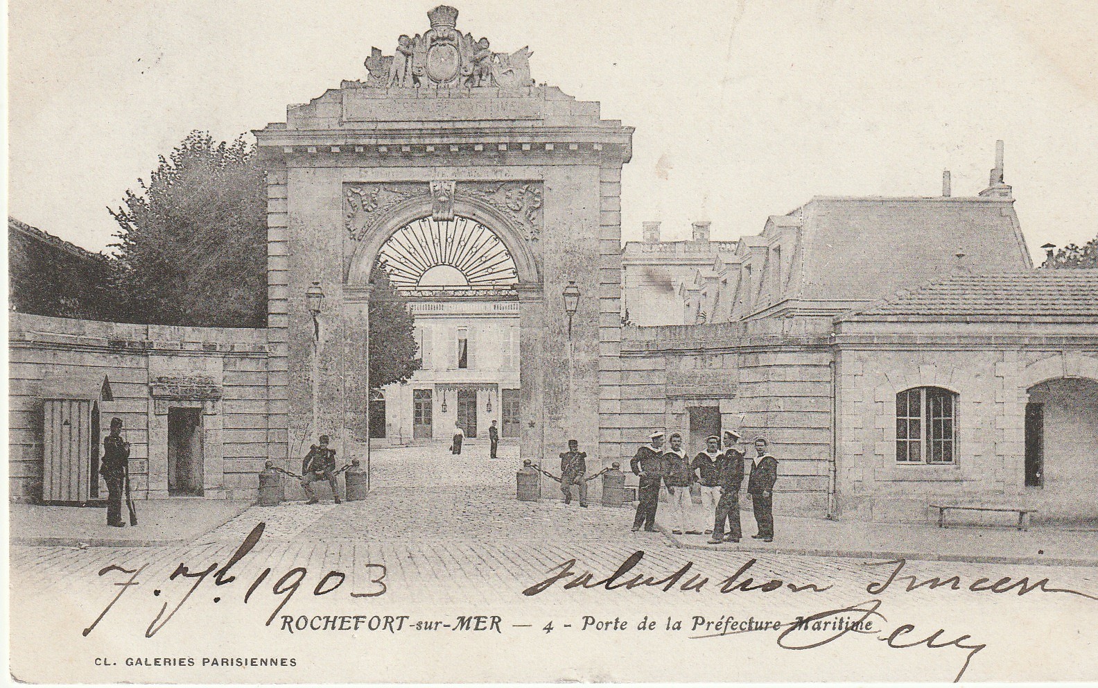 17 ROCHEFORT-SUR-MER. Militaires Marins Porte de la Préfecture Maritime 1903