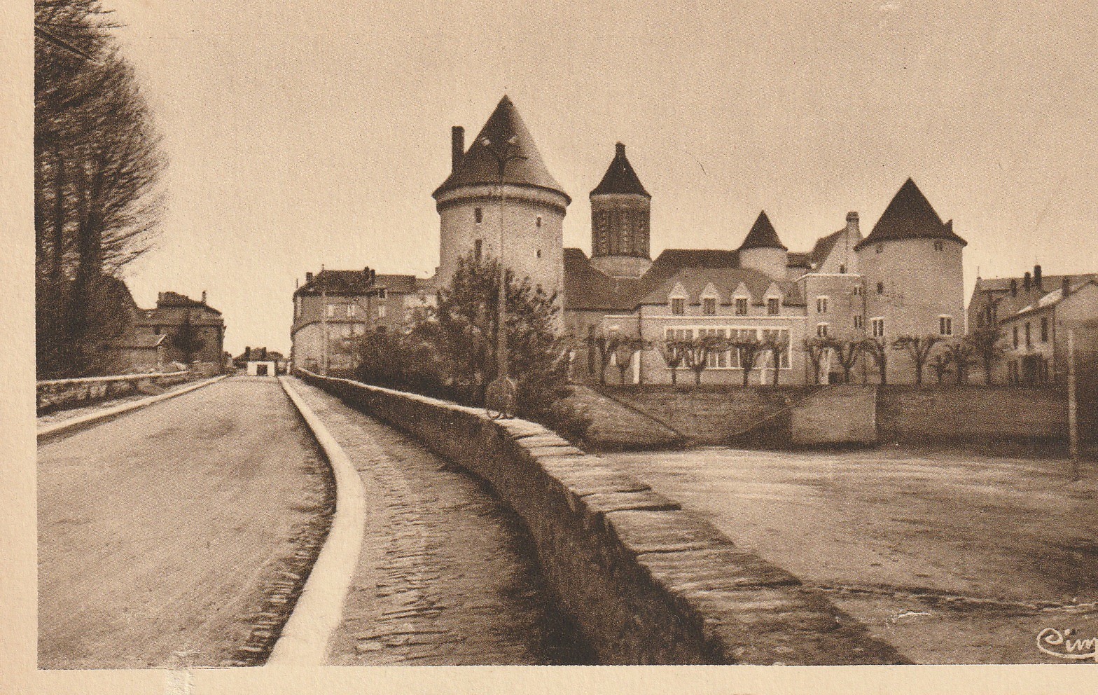 23 BOURGANEUF. Eglise et Tours