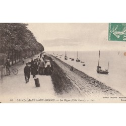 80 SAINT-VALERY-SUR-SOMME. La Digue bien animée et barques de Pêcheurs