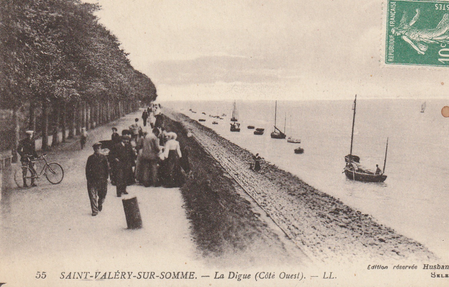 80 SAINT-VALERY-SUR-SOMME. La Digue bien animée et barques de Pêcheurs